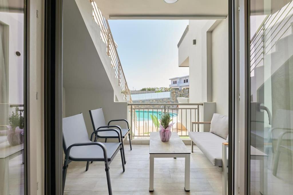 Comfy Apartmt Near Beach With Pool Dining Area Διαμέρισμα Σταυρωμένος Εξωτερικό φωτογραφία